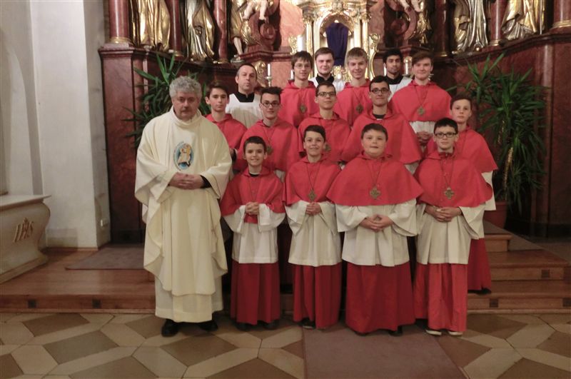 Ministranten 2016 mit Mesner Günther Lenz und Wallfahrtsdirektor Pater Peter Berger